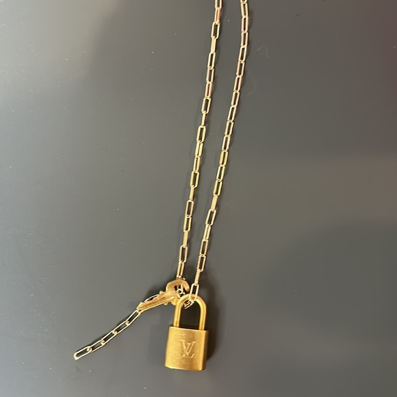 Authentic LV lock and key with chain. - Picture 4 of 6